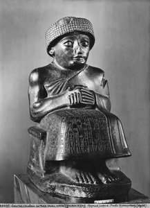 Gudea, książę Lagash, posąg poświęcony Ningizzadzie, neosumeryjski, z Telloh, starożytne Girsu, ok. 2130 p.n.e. (dioryt) (zob. także 71510, 121795, 208106 i 286948)